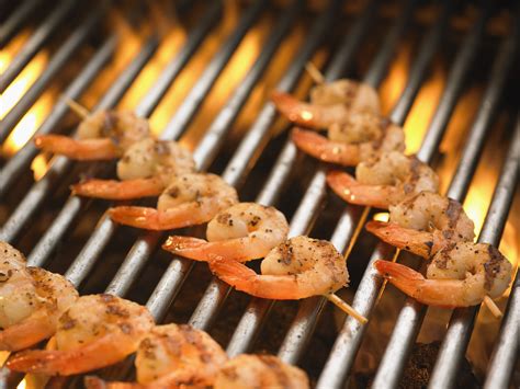To the shrimp, add lemon juice, sunflower oil, chopped garlic, garlic powder, salt, and pepper and allow to marinate while the grill heats up, for at least 15 minutes. For a foil wrap, add the shrimp to a foil …